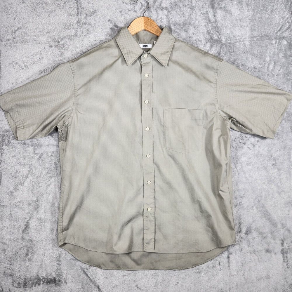 Uniqlo Shirt Mens Large Gray Button Down Short Sleeve Top Pocket Casual